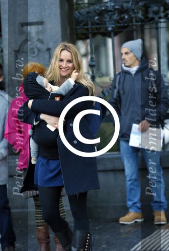 Amsterdam 25 november 2015
Lieke v Lexmond met zoontje Vic aan de wandel.