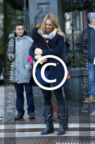 Amsterdam 25 november 2015
Lieke v Lexmond met zoontje Vic aan de wandel.