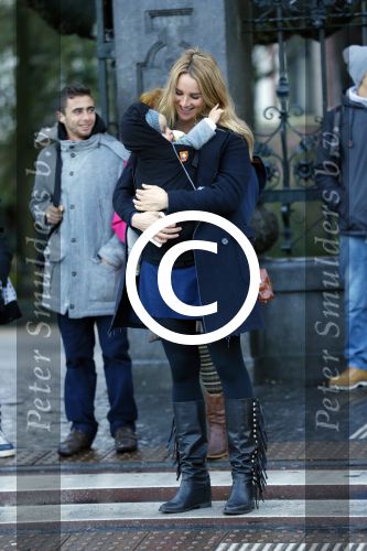 Amsterdam 25 november 2015
Lieke v Lexmond met zoontje Vic aan de wandel.