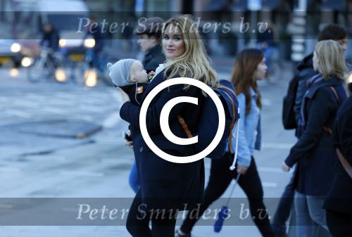 Amsterdam 25 november 2015
Lieke v Lexmond met zoontje Vic aan de wandel.
