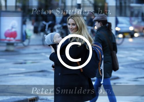 Amsterdam 25 november 2015
Lieke v Lexmond met zoontje Vic aan de wandel.