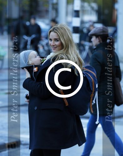 Amsterdam 25 november 2015
Lieke v Lexmond met zoontje Vic aan de wandel.