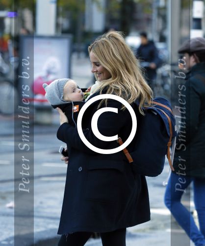 Amsterdam 25 november 2015
Lieke v Lexmond met zoontje Vic aan de wandel.