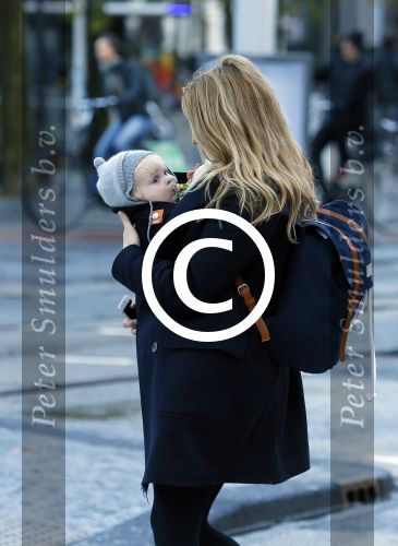 Amsterdam 25 november 2015
Lieke v Lexmond met zoontje Vic aan de wandel.