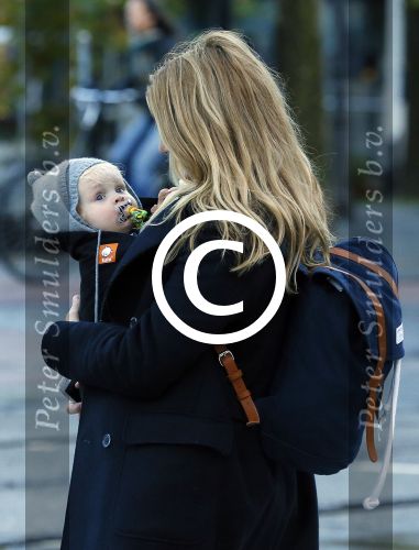 Amsterdam 25 november 2015
Lieke v Lexmond met zoontje Vic aan de wandel.