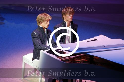 Amsterdam 23 november 2015 
Irene v d Laar stapt uit taxi.5 jaar nieuwe de la mar en 15 jaar de joop en Janine v d Ende foundation.  Lucas Jussen en broer Arthur Jussen achter de piano