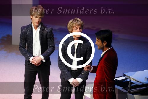 Amsterdam 23 november 2015 
Irene v d Laar stapt uit taxi.5 jaar nieuwe de la mar en 15 jaar de joop en Janine v d Ende foundation.  Lucas Jussen en broer Arthur Jussen achter de piano