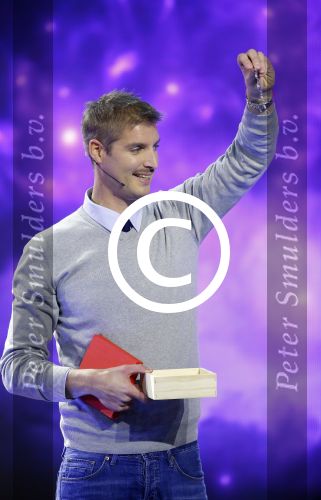 Aalsmeer 27 november 20152e en laatste aflevering van sbs6 programma mindmasters met oa Peter R de Vries Sabia Boulahrouz Patty Brard Patricia Paay Boer Geert en Maarten v d Weijden. Kim Lian v d Meij presenteert het programma. Wegens tegenvallende kijkcijfers werd het programma na twee afleveringen van de tv gehaald. sabia haar drie kinderen Katharina Amaya en Daamin waren aanwezig met de tante (aupair) van Sabia
