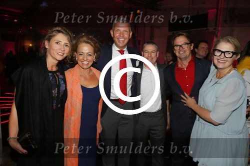 Amsterdam 28 november 2015 
Orange babies gala in Amsterdam. mark v Nieuwkerk met vrouw en relaties