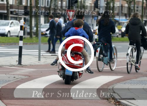 Amsterdam 18 november 2015 
Martijn Krabbe met zijn zoon achilles op vespa scooter