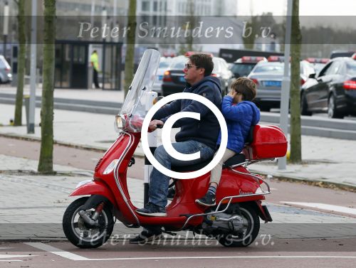 Amsterdam 18 november 2015 
Martijn Krabbe met zijn zoon achilles op vespa scooter