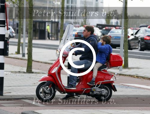 Amsterdam 18 november 2015 
Martijn Krabbe met zijn zoon achilles op vespa scooter