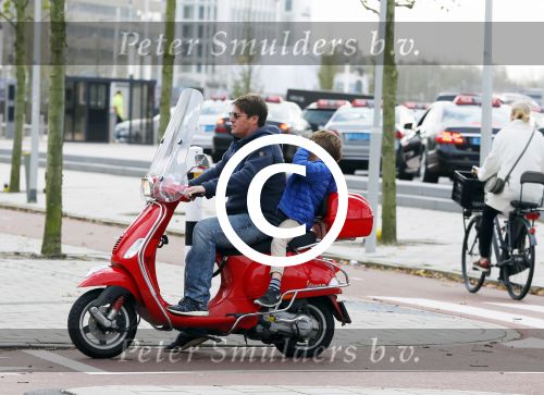 Amsterdam 18 november 2015 
Martijn Krabbe met zijn zoon achilles op vespa scooter