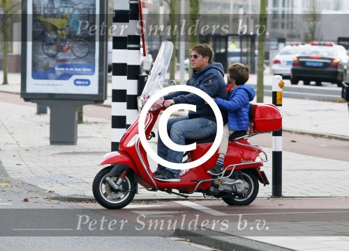 Amsterdam 18 november 2015 
Martijn Krabbe met zijn zoon achilles op vespa scooter