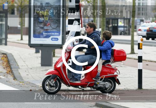 Amsterdam 18 november 2015 
Martijn Krabbe met zijn zoon achilles op vespa scooter