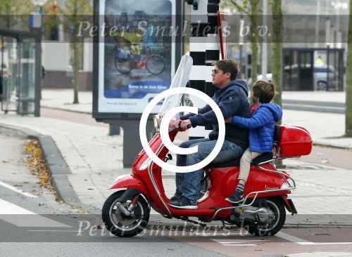 Amsterdam 18 november 2015 
Martijn Krabbe met zijn zoon achilles op vespa scooter
