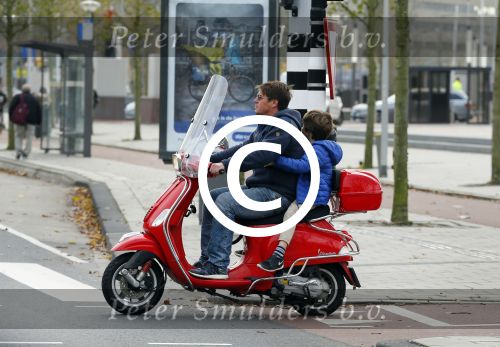 Amsterdam 18 november 2015 
Martijn Krabbe met zijn zoon achilles op vespa scooter