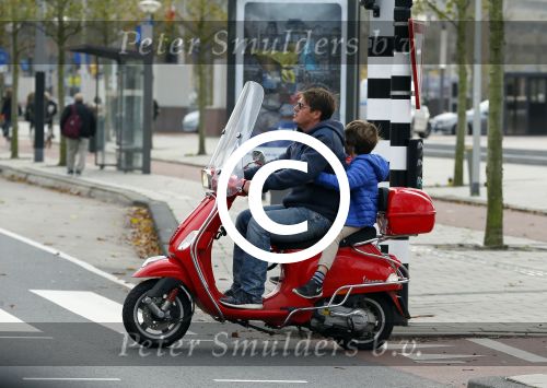 Amsterdam 18 november 2015 
Martijn Krabbe met zijn zoon achilles op vespa scooter