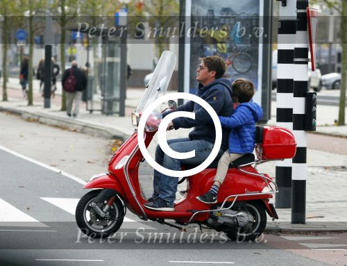Amsterdam 18 november 2015 
Martijn Krabbe met zijn zoon achilles op vespa scooter