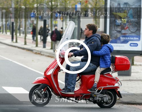 Amsterdam 18 november 2015 
Martijn Krabbe met zijn zoon achilles op vespa scooter