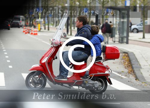 Amsterdam 18 november 2015 
Martijn Krabbe met zijn zoon achilles op vespa scooter