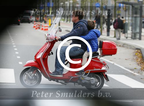 Amsterdam 18 november 2015 
Martijn Krabbe met zijn zoon achilles op vespa scooter