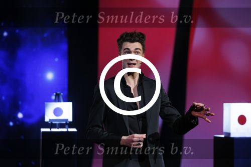 Aalsmeer 20 november 2015
Sabia Boulahrouz zwanger in het programma Mindmasters van SBS6.
Mindmasters Live, Uri Geller, Walter Rolfo, Patty Brard  Wolter Kroes Jochem v Gelder Peter R de Vries Boer geile Geert Monique Smit Patty Brard Kay nambiar en K# Lisa Michels. Kim LIan v d Meij presenteert het in studio Aalsmeer.