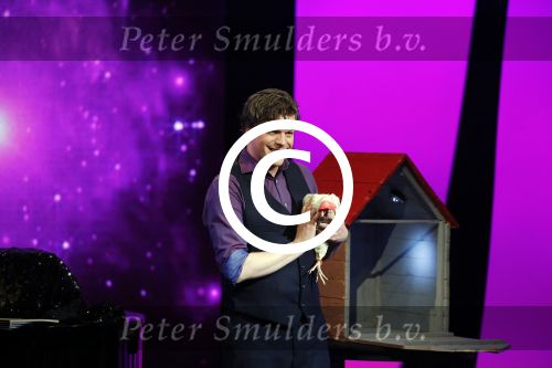 Aalsmeer 20 november 2015
Sabia Boulahrouz zwanger in het programma Mindmasters van SBS6.
Mindmasters Live, Uri Geller, Walter Rolfo, Patty Brard  Wolter Kroes Jochem v Gelder Peter R de Vries Boer geile Geert Monique Smit Patty Brard Kay nambiar en K# Lisa Michels. Kim LIan v d Meij presenteert het in studio Aalsmeer.