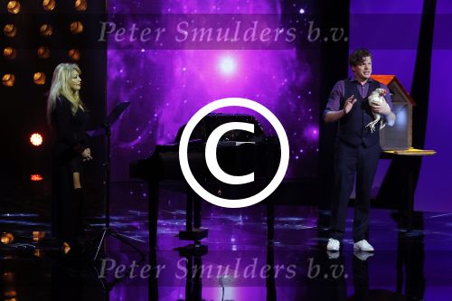Aalsmeer 20 november 2015
Sabia Boulahrouz zwanger in het programma Mindmasters van SBS6.
Mindmasters Live, Uri Geller, Walter Rolfo, Patty Brard  Wolter Kroes Jochem v Gelder Peter R de Vries Boer geile Geert Monique Smit Patty Brard Kay nambiar en K# Lisa Michels. Kim LIan v d Meij presenteert het in studio Aalsmeer.
