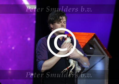 Aalsmeer 20 november 2015
Sabia Boulahrouz zwanger in het programma Mindmasters van SBS6.
Mindmasters Live, Uri Geller, Walter Rolfo, Patty Brard  Wolter Kroes Jochem v Gelder Peter R de Vries Boer geile Geert Monique Smit Patty Brard Kay nambiar en K# Lisa Michels. Kim LIan v d Meij presenteert het in studio Aalsmeer.