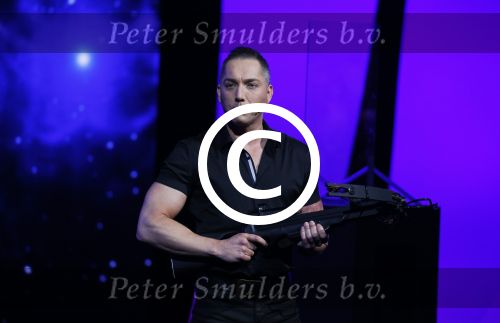 Aalsmeer 20 november 2015
Sabia Boulahrouz zwanger in het programma Mindmasters van SBS6.
Mindmasters Live, Uri Geller, Walter Rolfo, Patty Brard  Wolter Kroes Jochem v Gelder Peter R de Vries Boer geile Geert Monique Smit Patty Brard Kay nambiar en K# Lisa Michels. Kim LIan v d Meij presenteert het in studio Aalsmeer.