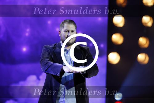 Aalsmeer 27 november 20152e en laatste aflevering van sbs6 programma mindmasters met oa Peter R de Vries Sabia Boulahrouz Patty Brard Patricia Paay Boer Geert en Maarten v d Weijden. Kim Lian v d Meij presenteert het programma. Wegens tegenvallende kijkcijfers werd het programma na twee afleveringen van de tv gehaald. sabia haar drie kinderen Katharina Amaya en Daamin waren aanwezig met de tante (aupair) van Sabia