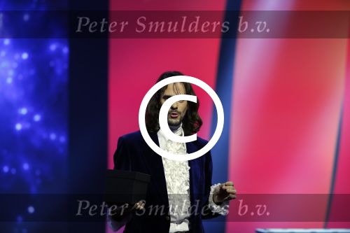 Aalsmeer 27 november 20152e en laatste aflevering van sbs6 programma mindmasters met oa Peter R de Vries Sabia Boulahrouz Patty Brard Patricia Paay Boer Geert en Maarten v d Weijden. Kim Lian v d Meij presenteert het programma. Wegens tegenvallende kijkcijfers werd het programma na twee afleveringen van de tv gehaald. sabia haar drie kinderen Katharina Amaya en Daamin waren aanwezig met de tante (aupair) van Sabia