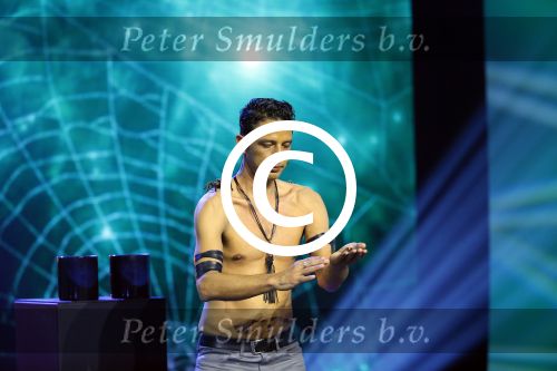 Aalsmeer 27 november 20152e en laatste aflevering van sbs6 programma mindmasters met oa Peter R de Vries Sabia Boulahrouz Patty Brard Patricia Paay Boer Geert en Maarten v d Weijden. Kim Lian v d Meij presenteert het programma. Wegens tegenvallende kijkcijfers werd het programma na twee afleveringen van de tv gehaald. sabia haar drie kinderen Katharina Amaya en Daamin waren aanwezig met de tante (aupair) van Sabia