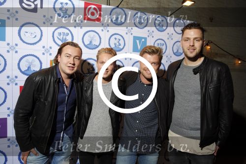 Halfweg 19 november 2015
presentatie SBS6 in sugar city.
Niels Oosthoek e.a. (2e van rechts)