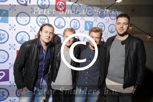 Halfweg 19 november 2015
presentatie SBS6 in sugar city.
Niels Oosthoek e.a. (2e van rechts)