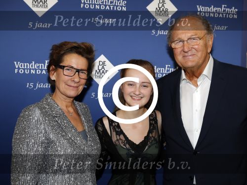 Amsterdam 23 november 2015 
Irene v d Laar stapt uit taxi.5 jaar nieuwe de la mar en 15 jaar de joop en Janine v d Ende foundation. violiste Noa Wildschut