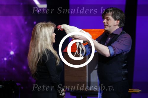 Aalsmeer 20 november 2015
Sabia Boulahrouz zwanger in het programma Mindmasters van SBS6.
Mindmasters Live, Uri Geller, Walter Rolfo, Patty Brard  Wolter Kroes Jochem v Gelder Peter R de Vries Boer geile Geert Monique Smit Patty Brard Kay nambiar en K# Lisa Michels. Kim LIan v d Meij presenteert het in studio Aalsmeer.