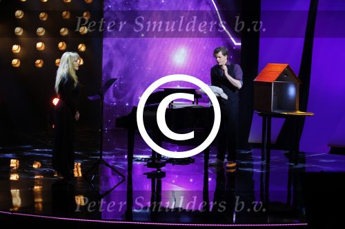 Aalsmeer 20 november 2015
Sabia Boulahrouz zwanger in het programma Mindmasters van SBS6.
Mindmasters Live, Uri Geller, Walter Rolfo, Patty Brard  Wolter Kroes Jochem v Gelder Peter R de Vries Boer geile Geert Monique Smit Patty Brard Kay nambiar en K# Lisa Michels. Kim LIan v d Meij presenteert het in studio Aalsmeer.