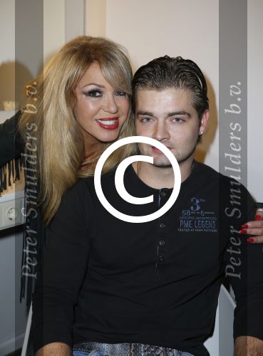 Aalsmeer 20 november 2015
Sabia Boulahrouz zwanger in het programma Mindmasters van SBS6.
Mindmasters Live, Uri Geller, Walter Rolfo, Patty Brard  Wolter Kroes Jochem v Gelder Peter R de Vries Boer geile Geert Monique Smit Patty Brard Kay nambiar en K# Lisa Michels. Kim LIan v d Meij presenteert het in studio Aalsmeer. Patricia met vriend