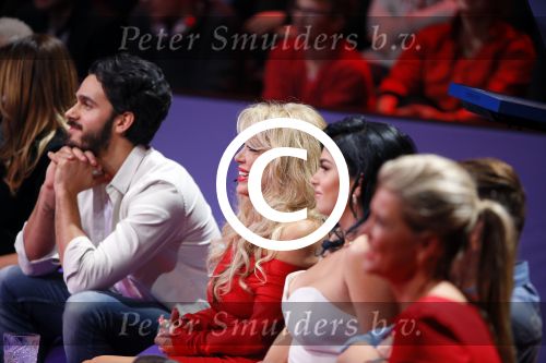 Aalsmeer 27 november 20152e en laatste aflevering van sbs6 programma mindmasters met oa Peter R de Vries Sabia Boulahrouz Patty Brard Patricia Paay Boer Geert en Maarten v d Weijden. Kim Lian v d Meij presenteert het programma. Wegens tegenvallende kijkcijfers werd het programma na twee afleveringen van de tv gehaald. sabia haar drie kinderen Katharina Amaya en Daamin waren aanwezig met de tante (aupair) van Sabia