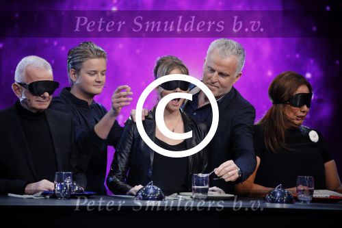 Aalsmeer 20 november 2015
Sabia Boulahrouz zwanger in het programma Mindmasters van SBS6.
Mindmasters Live, Uri Geller, Walter Rolfo, Patty Brard  Wolter Kroes Jochem v Gelder Peter R de Vries Boer geile Geert Monique Smit Patty Brard Kay nambiar en K# Lisa Michels. Kim LIan v d Meij presenteert het in studio Aalsmeer.