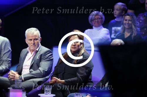 Aalsmeer 27 november 20152e en laatste aflevering van sbs6 programma mindmasters met oa Peter R de Vries Sabia Boulahrouz Patty Brard Patricia Paay Boer Geert en Maarten v d Weijden. Kim Lian v d Meij presenteert het programma. Wegens tegenvallende kijkcijfers werd het programma na twee afleveringen van de tv gehaald. sabia haar drie kinderen Katharina Amaya en Daamin waren aanwezig met de tante (aupair) van Sabia