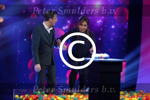 Aalsmeer 27 november 20152e en laatste aflevering van sbs6 programma mindmasters met oa Peter R de Vries Sabia Boulahrouz Patty Brard Patricia Paay Boer Geert en Maarten v d Weijden. Kim Lian v d Meij presenteert het programma. Wegens tegenvallende kijkcijfers werd het programma na twee afleveringen van de tv gehaald. sabia haar drie kinderen Katharina Amaya en Daamin waren aanwezig met de tante (aupair) van Sabia