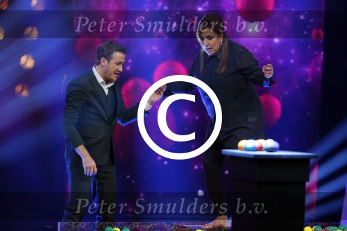 Aalsmeer 27 november 20152e en laatste aflevering van sbs6 programma mindmasters met oa Peter R de Vries Sabia Boulahrouz Patty Brard Patricia Paay Boer Geert en Maarten v d Weijden. Kim Lian v d Meij presenteert het programma. Wegens tegenvallende kijkcijfers werd het programma na twee afleveringen van de tv gehaald. sabia haar drie kinderen Katharina Amaya en Daamin waren aanwezig met de tante (aupair) van Sabia