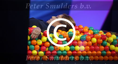 Aalsmeer 27 november 20152e en laatste aflevering van sbs6 programma mindmasters met oa Peter R de Vries Sabia Boulahrouz Patty Brard Patricia Paay Boer Geert en Maarten v d Weijden. Kim Lian v d Meij presenteert het programma. Wegens tegenvallende kijkcijfers werd het programma na twee afleveringen van de tv gehaald. sabia haar drie kinderen Katharina Amaya en Daamin waren aanwezig met de tante (aupair) van Sabia