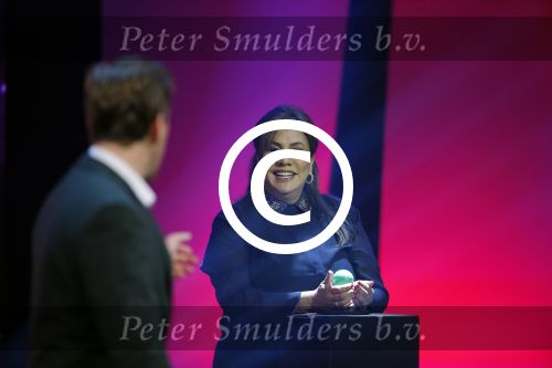 Aalsmeer 27 november 20152e en laatste aflevering van sbs6 programma mindmasters met oa Peter R de Vries Sabia Boulahrouz Patty Brard Patricia Paay Boer Geert en Maarten v d Weijden. Kim Lian v d Meij presenteert het programma. Wegens tegenvallende kijkcijfers werd het programma na twee afleveringen van de tv gehaald. sabia haar drie kinderen Katharina Amaya en Daamin waren aanwezig met de tante (aupair) van Sabia
