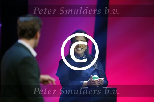 Aalsmeer 27 november 20152e en laatste aflevering van sbs6 programma mindmasters met oa Peter R de Vries Sabia Boulahrouz Patty Brard Patricia Paay Boer Geert en Maarten v d Weijden. Kim Lian v d Meij presenteert het programma. Wegens tegenvallende kijkcijfers werd het programma na twee afleveringen van de tv gehaald. sabia haar drie kinderen Katharina Amaya en Daamin waren aanwezig met de tante (aupair) van Sabia