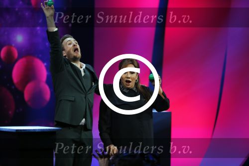 Aalsmeer 27 november 20152e en laatste aflevering van sbs6 programma mindmasters met oa Peter R de Vries Sabia Boulahrouz Patty Brard Patricia Paay Boer Geert en Maarten v d Weijden. Kim Lian v d Meij presenteert het programma. Wegens tegenvallende kijkcijfers werd het programma na twee afleveringen van de tv gehaald. sabia haar drie kinderen Katharina Amaya en Daamin waren aanwezig met de tante (aupair) van Sabia