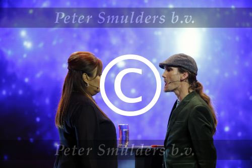 Aalsmeer 27 november 20152e en laatste aflevering van sbs6 programma mindmasters met oa Peter R de Vries Sabia Boulahrouz Patty Brard Patricia Paay Boer Geert en Maarten v d Weijden. Kim Lian v d Meij presenteert het programma. Wegens tegenvallende kijkcijfers werd het programma na twee afleveringen van de tv gehaald. sabia haar drie kinderen Katharina Amaya en Daamin waren aanwezig met de tante (aupair) van Sabia